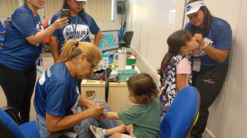 Prefeitura de Manaus participa do ‘Clean Up Day’ com garis da alegria e equipes de educação ambiental