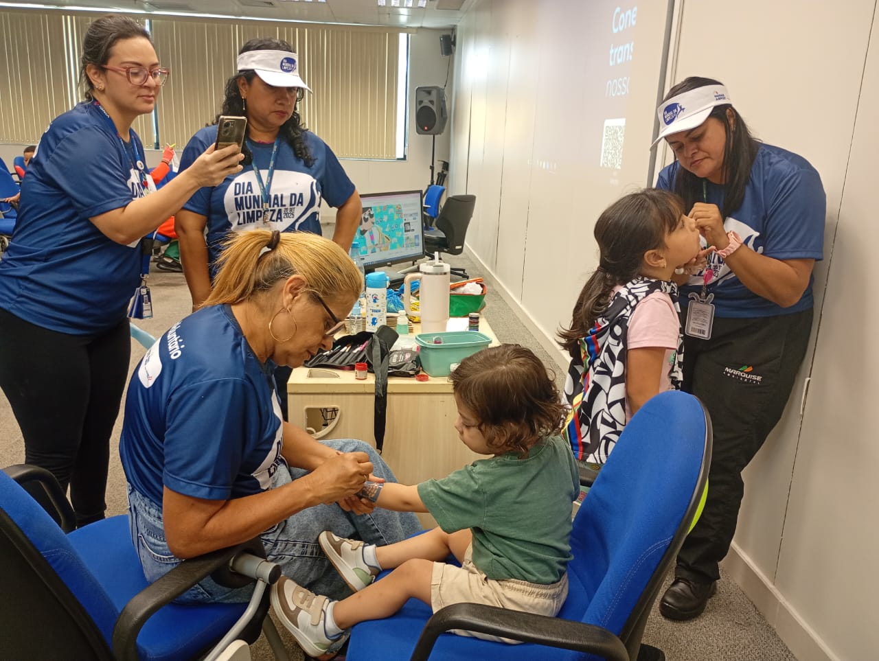 Prefeitura de Manaus participa do ‘Clean Up Day’ com garis da alegria e equipes de educação ambiental