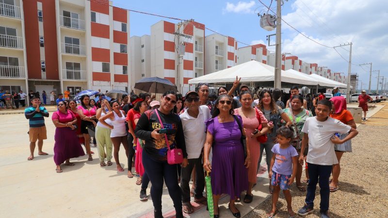 Prefeito David Almeida acompanha visita de famílias ao residencial Carlos Braga e anuncia entrega da primeira etapa em novembro
