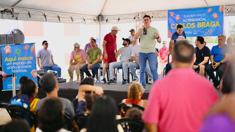 Prefeito David Almeida acompanha visita de famílias ao residencial Carlos Braga e anuncia entrega da primeira etapa em novembro