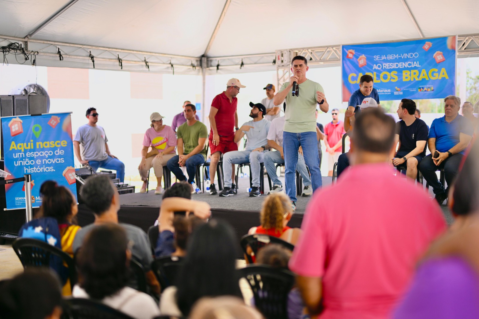 Prefeito David Almeida acompanha visita de famílias ao residencial Carlos Braga e anuncia entrega da primeira etapa em novembro