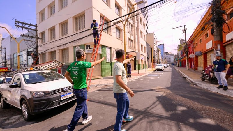 Prefeito David Almeida fiscaliza ação de despoluição visual na Quintino Bocaiúva e reforça que operação já soma mais de 6,5 toneladas de fios e cabos removidos