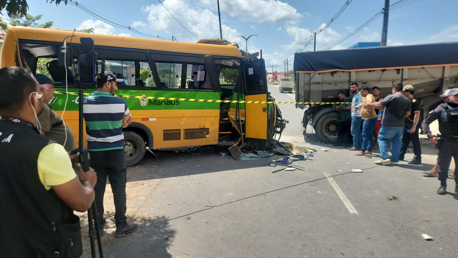 Veja o momento em que micro-ônibus colide com carreta e deixa adolescentes feridos em Manaus