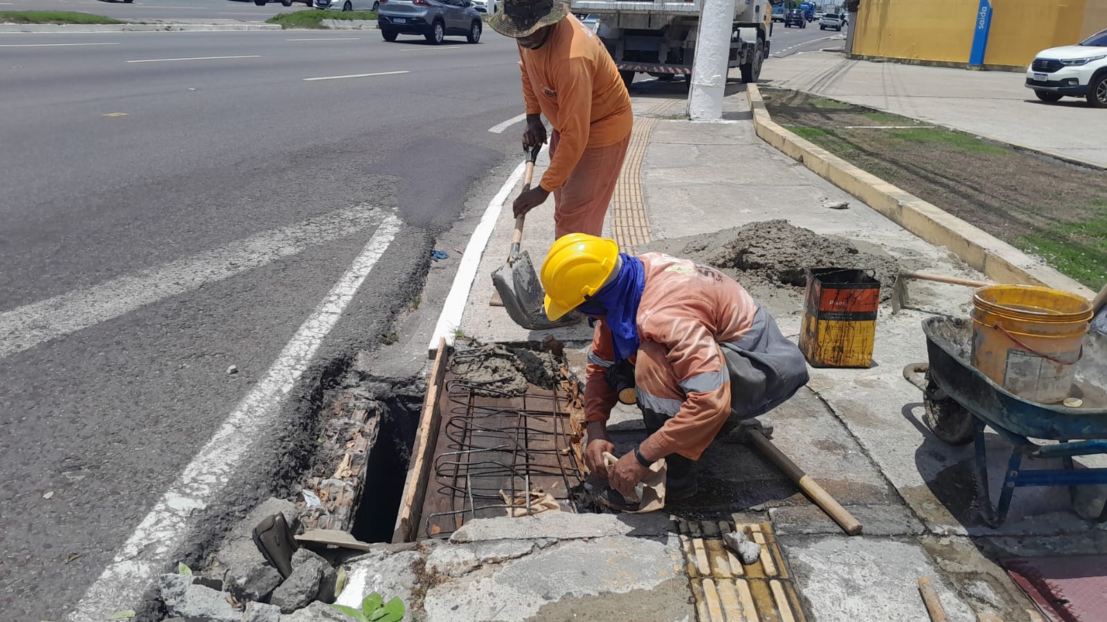 Prefeitura de Manaus recupera drenagem superficial e garante mais segurança na avenida Torquato Tapajós