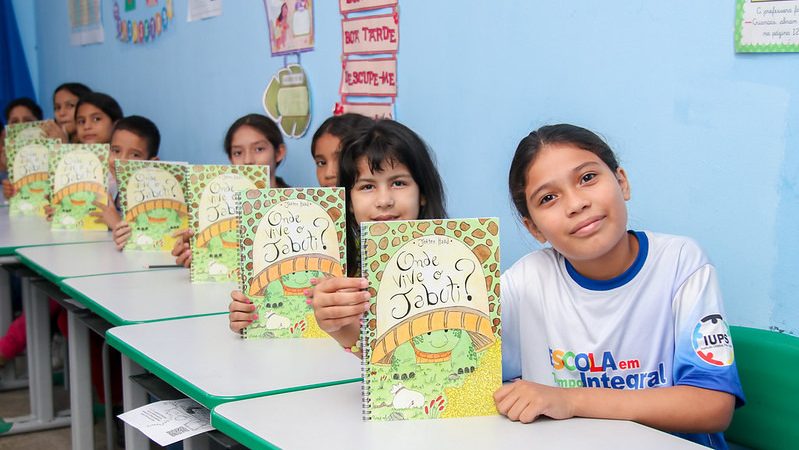 Livro de escritor local é lançado em escola da Prefeitura de Manaus