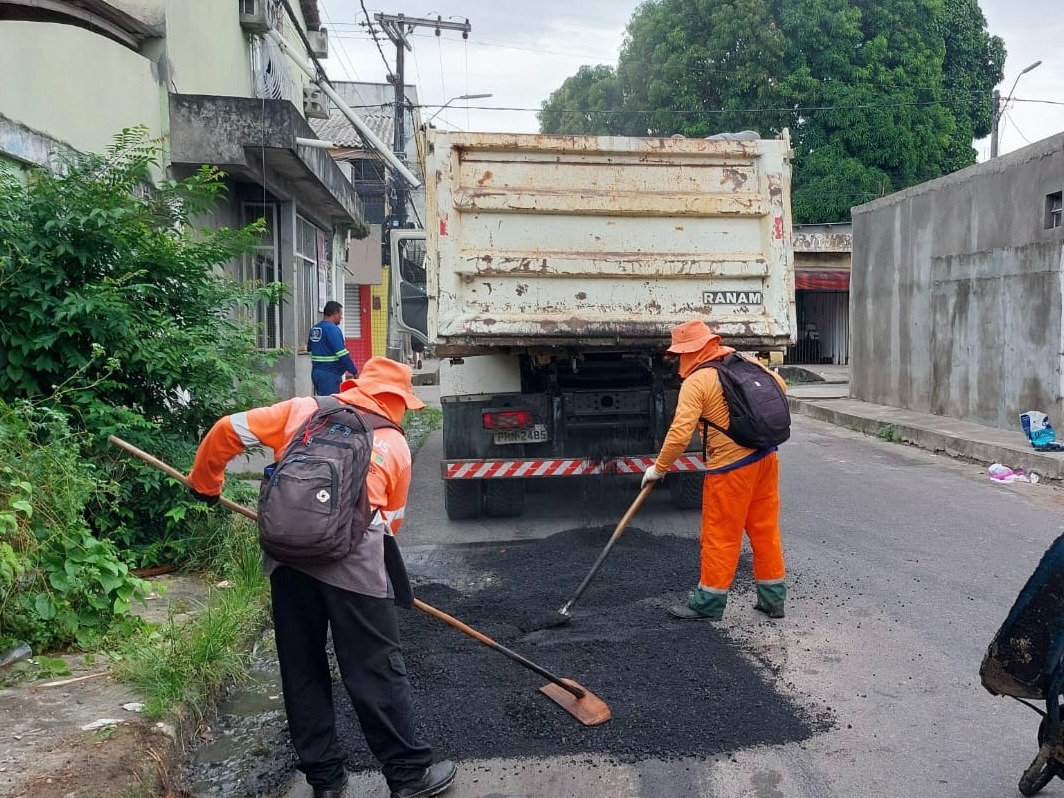 Prefeitura de Manaus executa serviços de recuperação asfáltica em rua do bairro Zumbi dos Palmares, na zona Leste