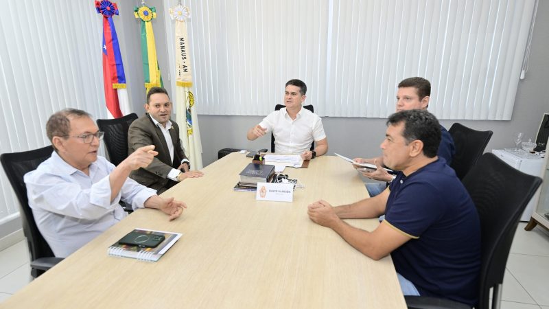 Prefeito David Almeida assina decreto que amplia autorizações de táxis em Manaus e beneficia mais de 6 mil motoristas auxiliares