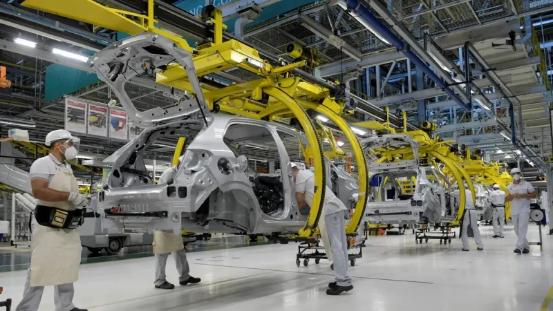Produção industrial recua 0,2% em julho e acumula efeitos do juro alto