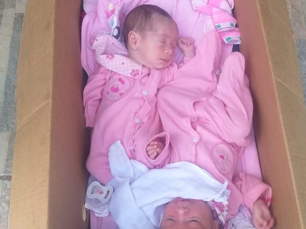 Sem carrinho, mãe coloca gêmeas Maiara e Maraísa em caixa de papelão enquanto trabalha no AC: ‘Necessidade
