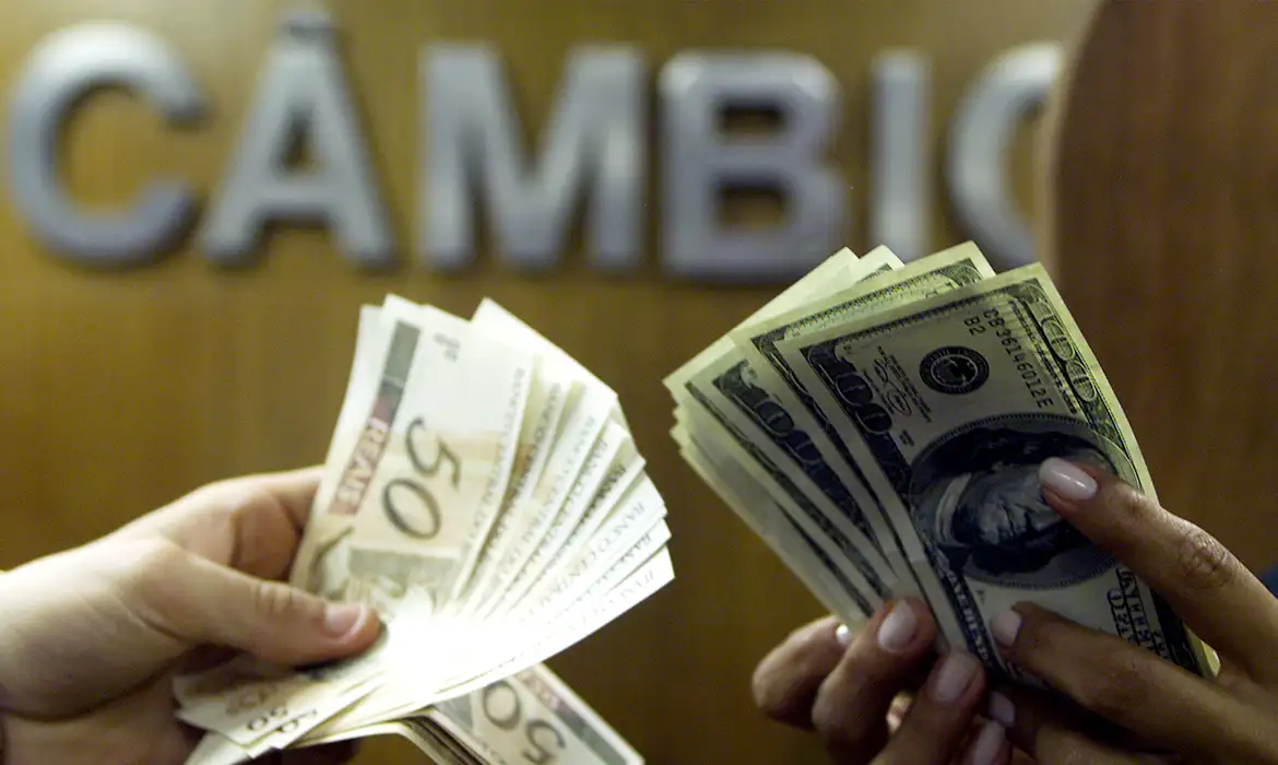 Dólar cai para R$ 5,31 após conversa entre Lula e Trump