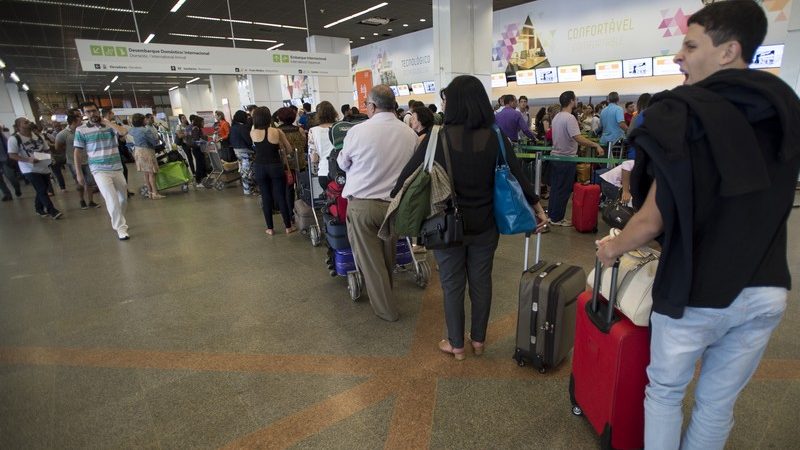 Câmara aprova urgência para projeto que proíbe cobrança de bagagem de mão