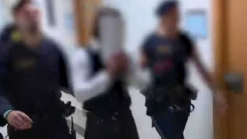 Estudantes adolescentes são acusados de estuprar professora e ameaçar postar vídeos do ato na internet