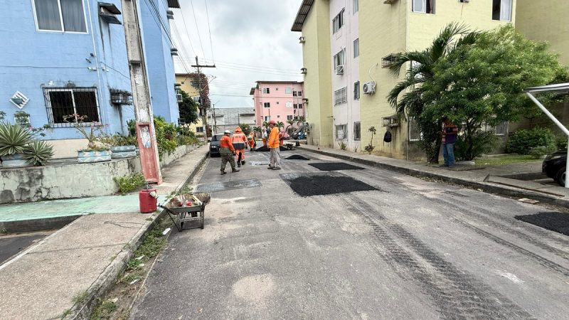 Prefeitura de Manaus leva infraestrutura para o conjunto Viver Melhor III e melhora via com asfalto novo