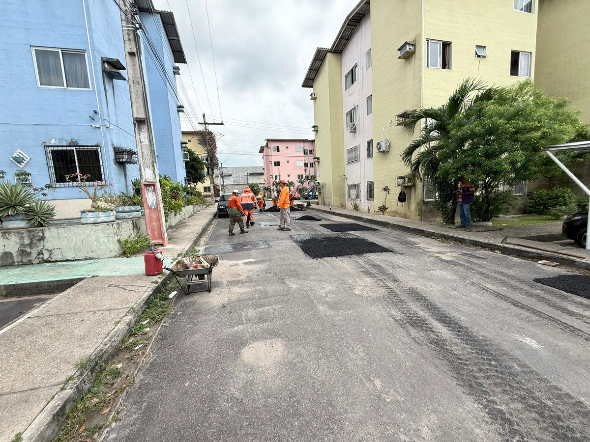 Prefeitura de Manaus leva infraestrutura para o conjunto Viver Melhor III e melhora via com asfalto novo