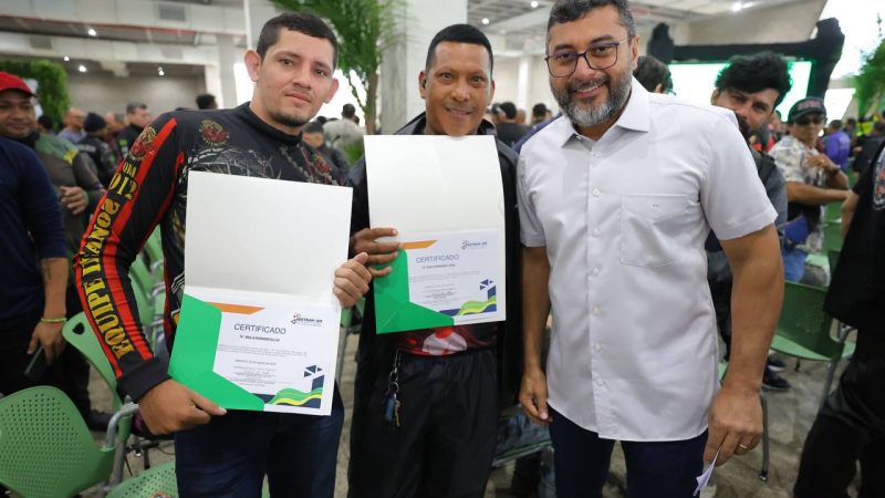 Governador Wilson Lima entrega kits de segurança para motofretistas e lança plataforma de cursos de trânsito EaD