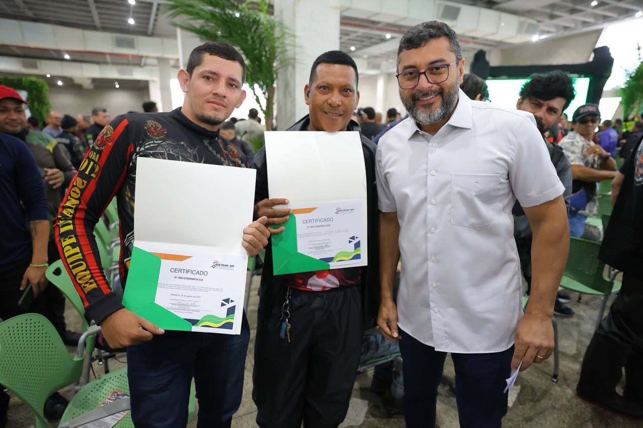 Governador Wilson Lima entrega kits de segurança para motofretistas e lança plataforma de cursos de trânsito EaD