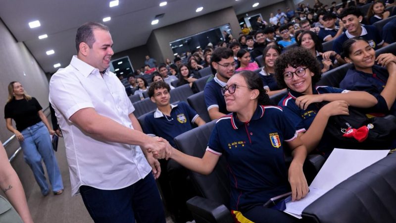 Presidente Roberto Cidade incentiva alunos na preparação para o Enem 2025 por meio do programa Aleam Educa, de sua autoria