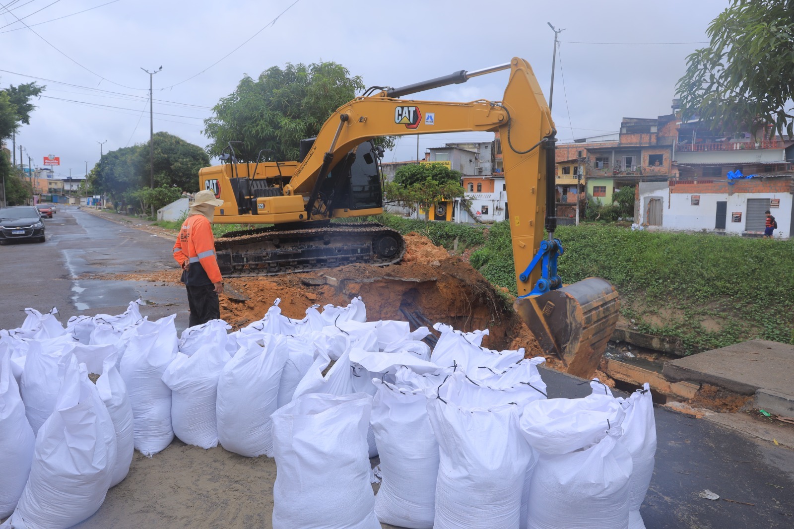 Prefeitura de Manaus atua em contenção de igarapé e garante segurança a moradores do Alvorada
