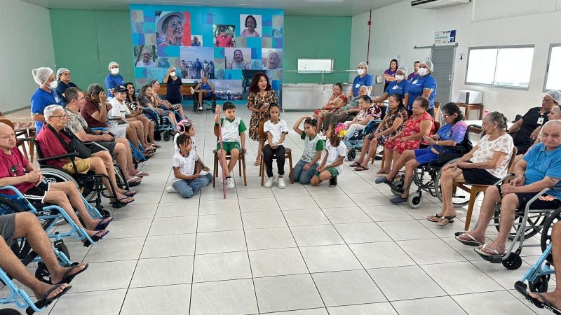 Prefeitura de Manaus promove encontro intergeracional entre alunos e idosos na Fundação Dr. Thomas