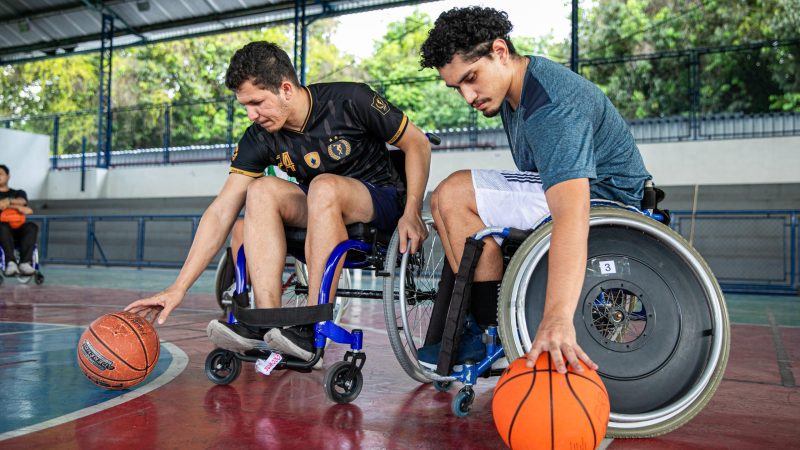Inclusão na prática: curso de Educação Física da UEA promove aulas sobre o manuseio de cadeira de rodas