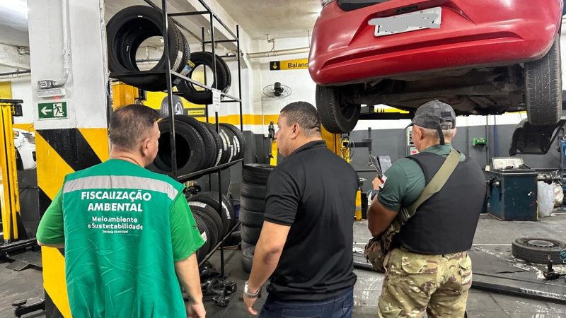 Prefeitura de Manaus realiza força-tarefa e notifica oito empresas por descarte irregular de pneus