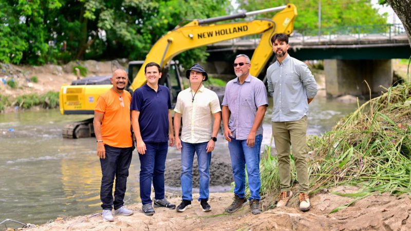 Prefeito David Almeida acompanha obras de macrodrenagem e limpeza no igarapé do Mindu para prevenir alagamentos em Manaus