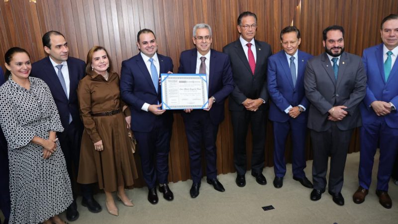 Presidente do TCE-AM participa de homenagem ao ministro do STJ Luiz Gurgel de Faria na Aleam