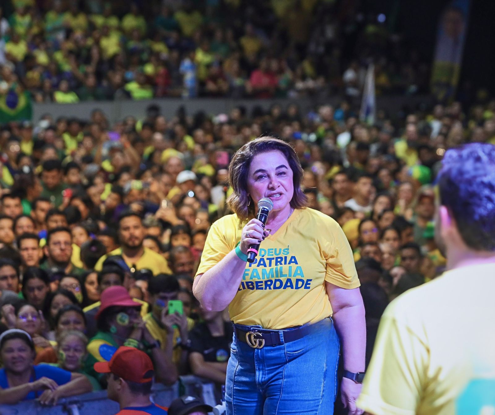 Professora Maria do Carmo cresce em nova pesquisa; diferença para principal adversário cai cinco pontos