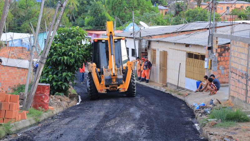 Prefeitura de Manaus chega ao bairro Gilberto Mestrinho com obras de recuperação asfáltica
