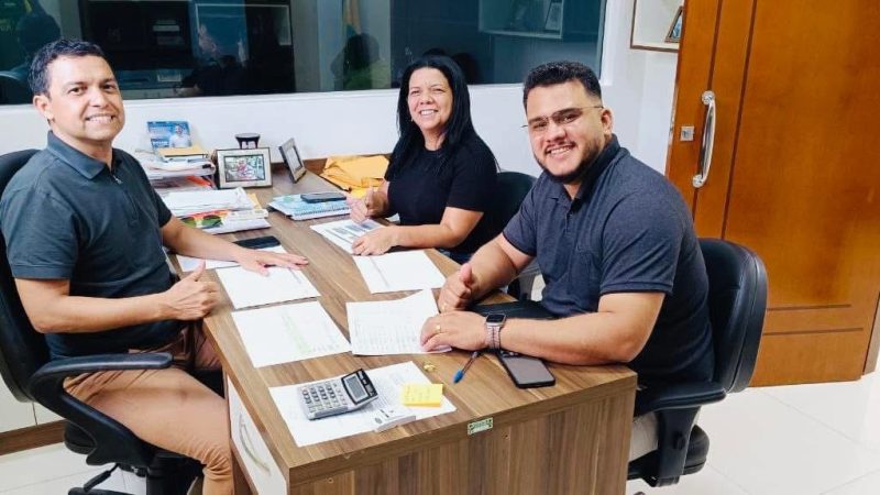 Prefeita de Nova Olinda do Norte sanciona lei que concede assessores e seguranças a ex-prefeitos