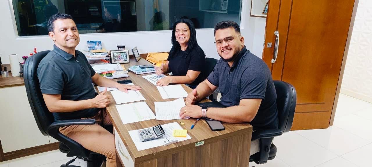 Prefeita de Nova Olinda do Norte sanciona lei que concede assessores e seguranças a ex-prefeitos