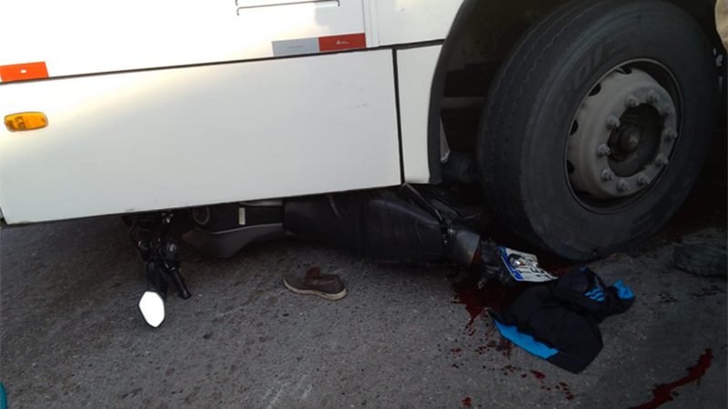 Motociclista e passageiro têm pernas esmagadas em acidente com ônibus