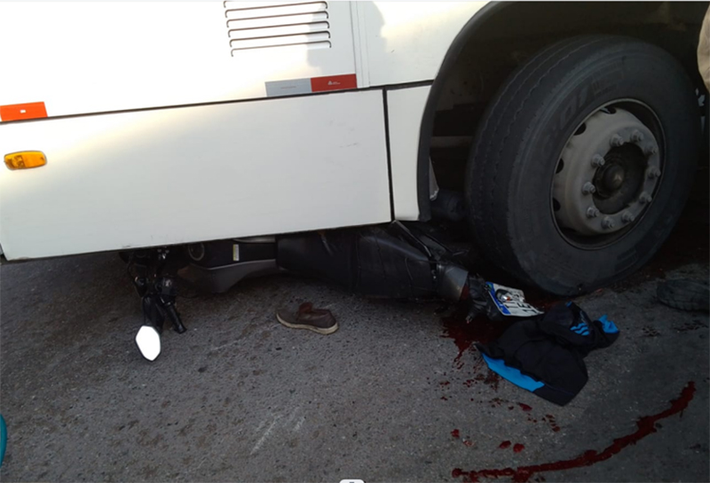 Motociclista e passageiro têm pernas esmagadas em acidente com ônibus