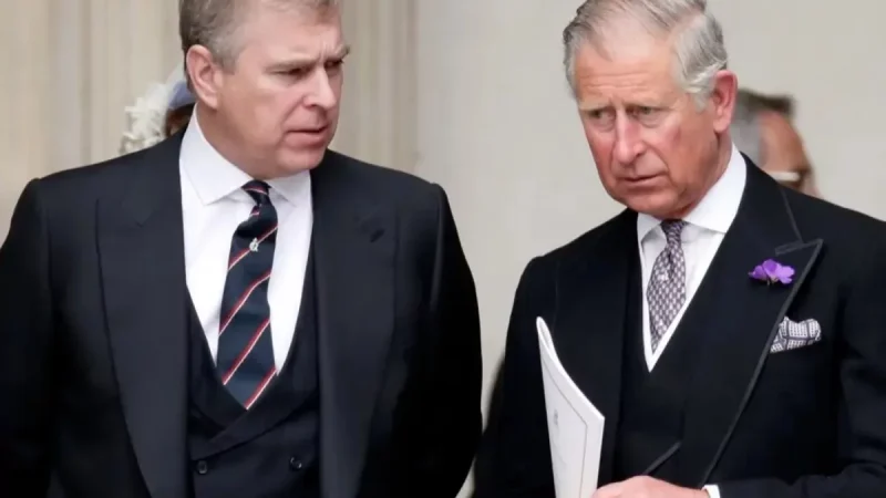 Rei Charles tira título de príncipe de Andrew e o expulsa da realeza