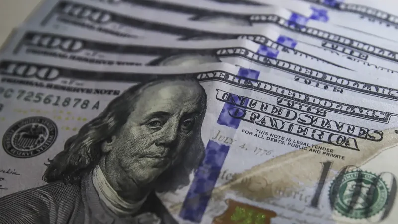 Dólar sobe para R$ 5,35 em meio a tensões com medida provisória