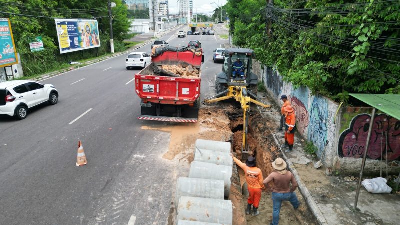 Prefeitura de Manaus realiza recuperação de drenagem profunda na avenida Umberto Calderaro Filho
