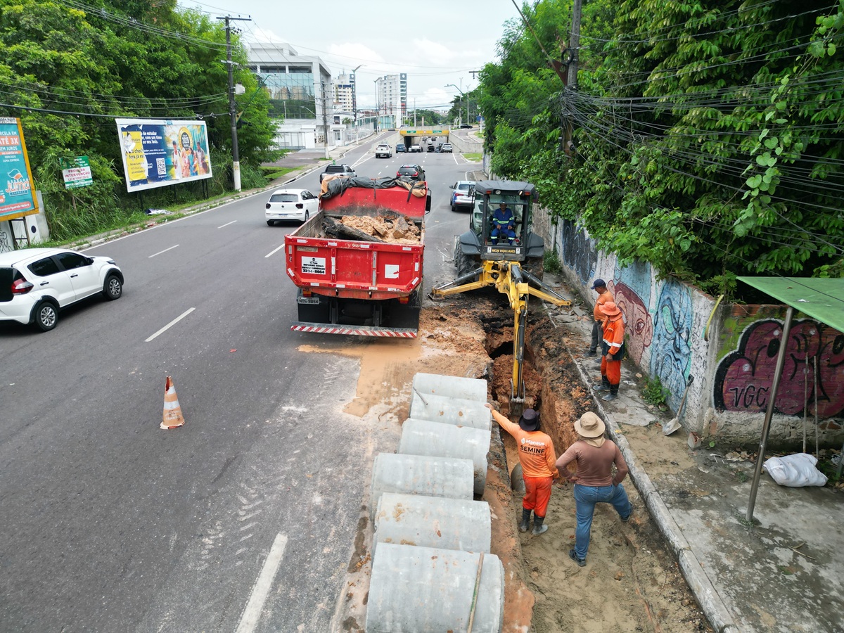 Prefeitura de Manaus realiza recuperação de drenagem profunda na avenida Umberto Calderaro Filho