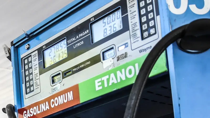 Petrobras reduz preço da gasolina em 4,9% a partir de terça-feira