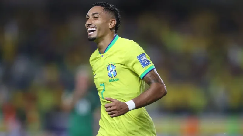 Brasileiro Raphinha é finalista do prêmio de melhor do mundo da Fifa