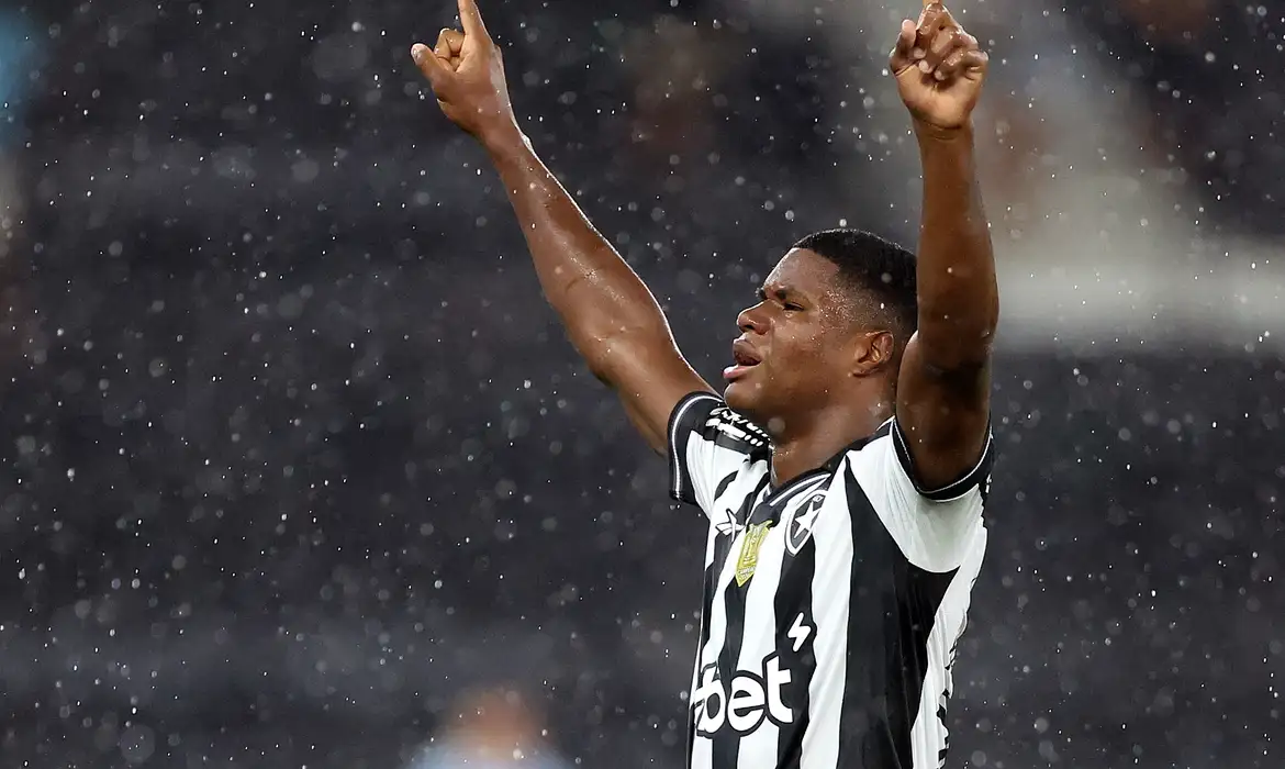 Panamenho José Kadir leva Botafogo à vitória no Brasileiro