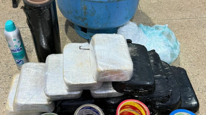 Homem é detido com mais de 15 kg de cocaína enterrados em residência no AM