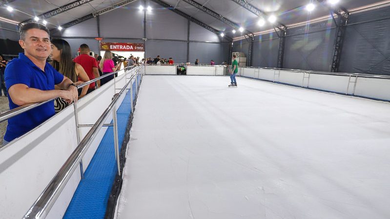Prefeito David Almeida apresenta pista de patinação no gelo e amplia programação do ‘Um Sonho Mágico de Natal