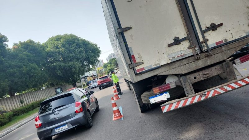 Prefeitura de Manaus realiza operação de fiscalização de veículos pesados na avenida Mário Ypiranga Monteiro