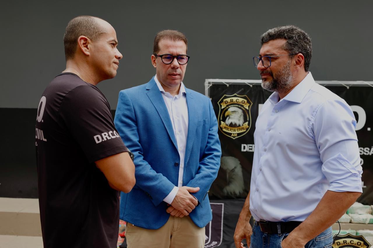 Governador Wilson Lima acompanha apresentação de 700 quilos de cocaína avaliados em R$ 57 milhões