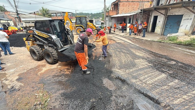 Plano de Verão’ da prefeitura atende solicitação de moradores do bairro Gilberto Mestrinho e trabalha em duas ruas