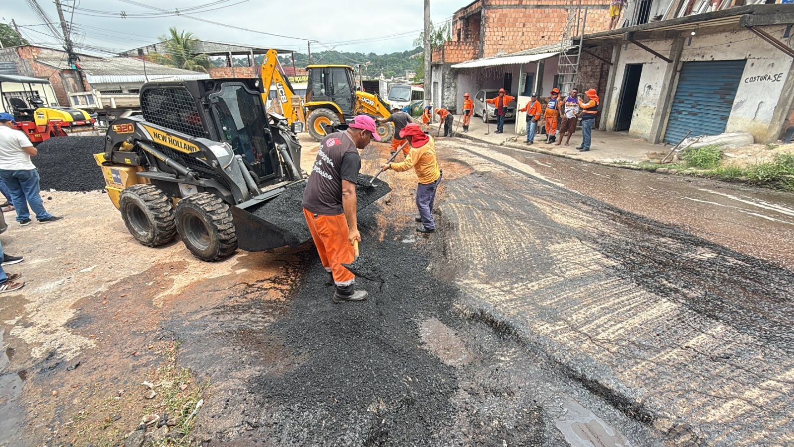 Plano de Verão’ da prefeitura atende solicitação de moradores do bairro Gilberto Mestrinho e trabalha em duas ruas