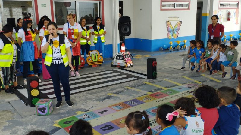Prefeitura promove educação de trânsito lúdica com crianças em creche da zona Norte