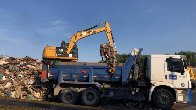 Prefeitura de Manaus realiza oitava operação de transbordo e reforça compromisso com a limpeza dos rios e igarapés