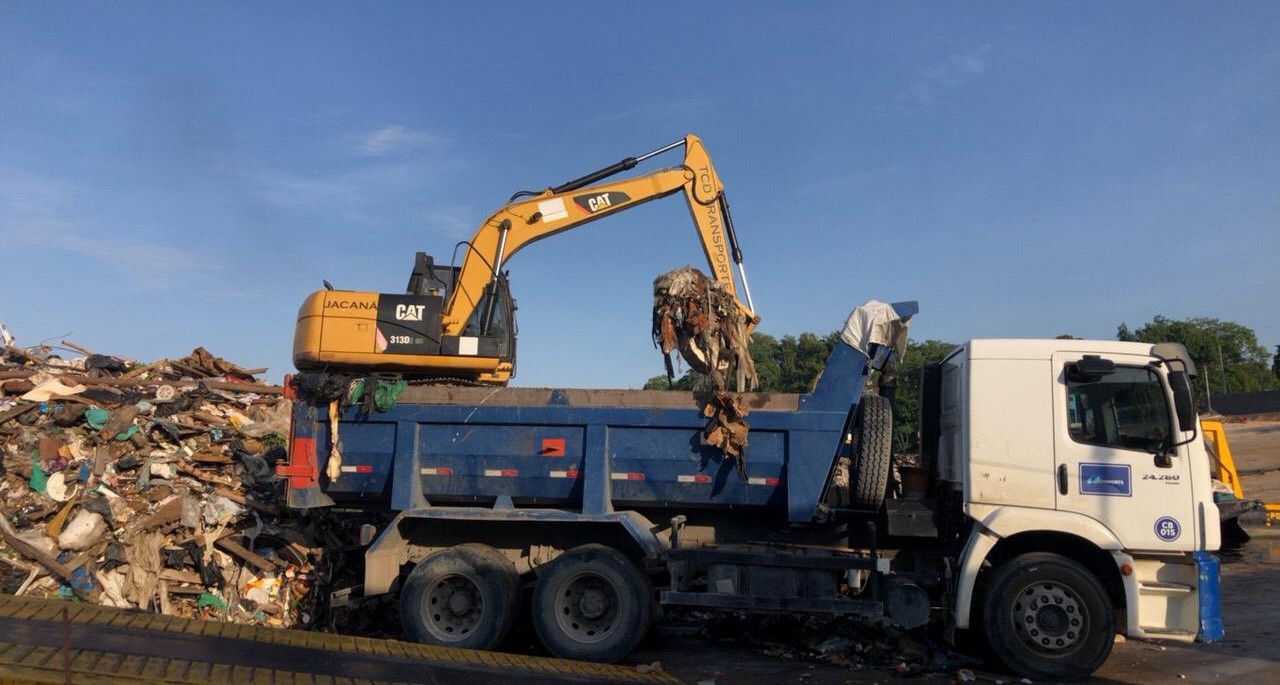 Prefeitura de Manaus realiza oitava operação de transbordo e reforça compromisso com a limpeza dos rios e igarapés
