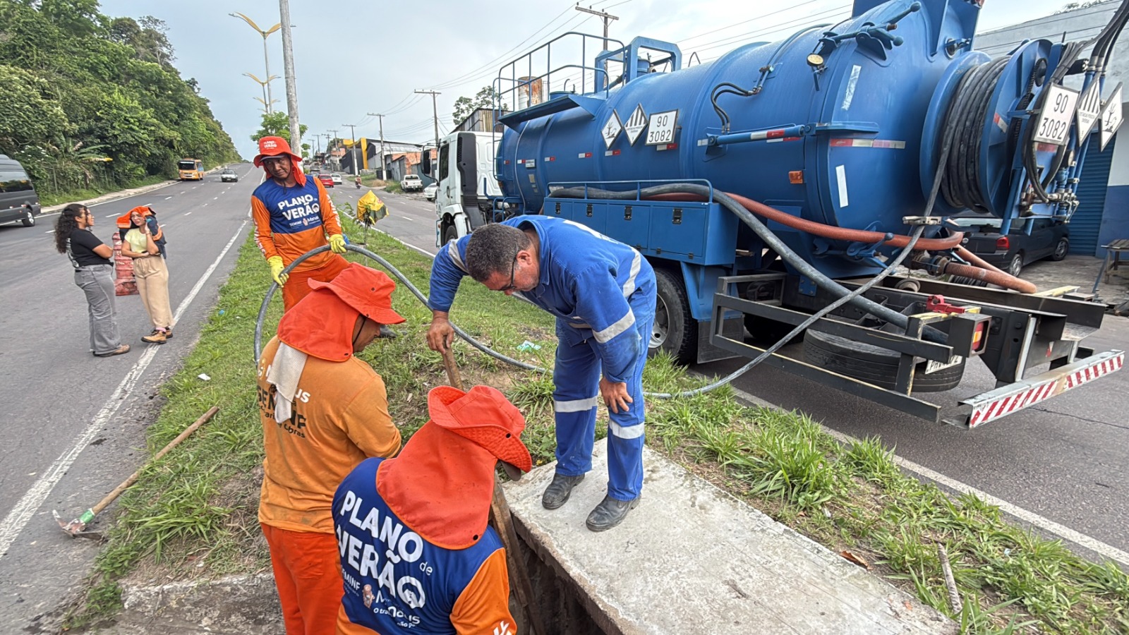 Prefeitura de Manaus reforça infraestrutura em importante via do bairro Cidade de Deus